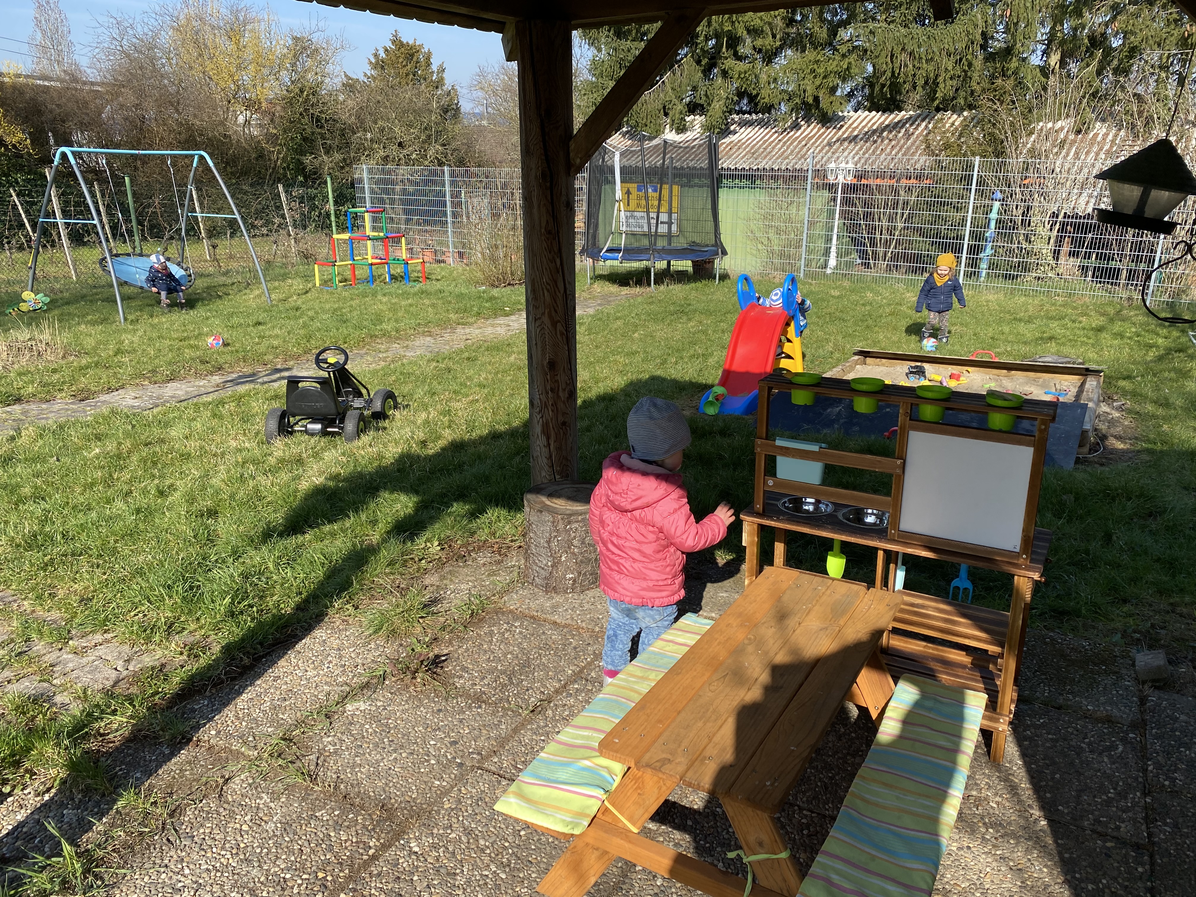 Kinder im Garten-Spielbereich der Kindertagespflege in Wiesloch